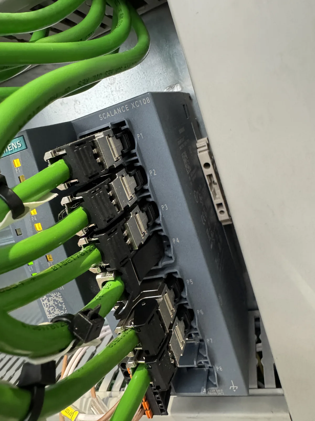 Profinet ipari Ethernet hálózat bekötése vezérlőszekrényben