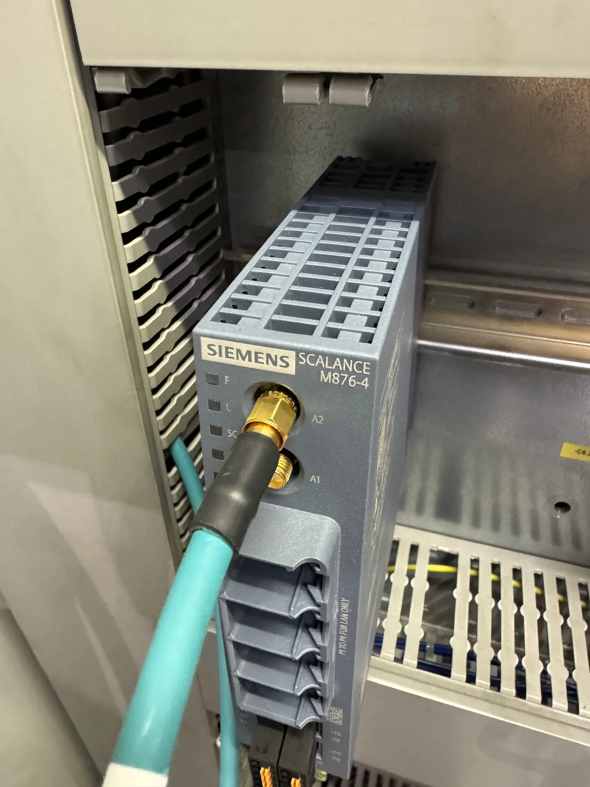 Siemens SCALANCE ipari mobilrouter távoli eléréshez, vezérlőszekrénybe építve